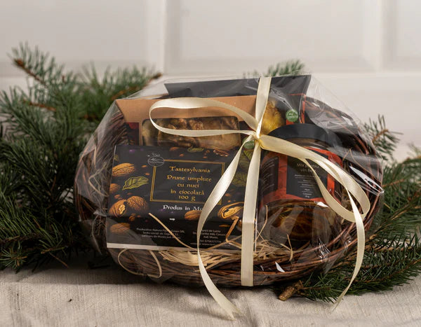 Coșuleț Cadou cu Produse Naturale și Delicioase, Prune în ciocolată, Mix pentru vin fiert, Ananas deshidratat și Mix tradițional